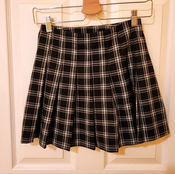 5/$20 Black white plaid check mini pleated skirt H&M 0 - Picture 1 of 9